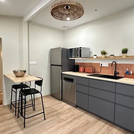 House For 8 With Garden & Terrace In