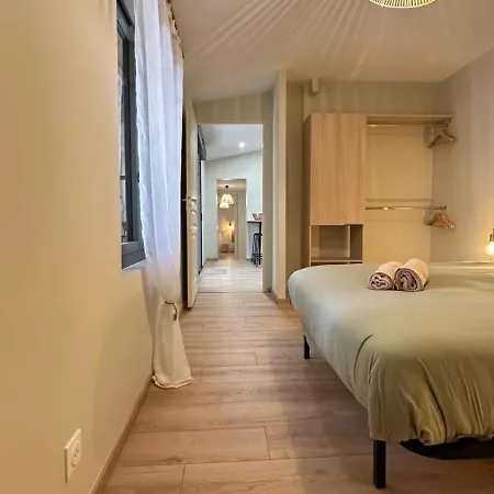 House For 8 With Garden & Terrace In